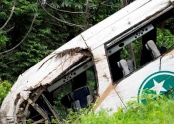 মেক্সিকোর বিদেশি অভিবাসী বহনকারী একটি বাস খাদে