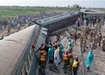 পাকিস্তানে ১০টি বগি লাইনচ্যুত হয়ে ৩০জন নিহত