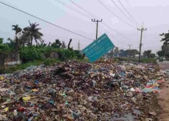 ছাতকে সড়ক ও জনপথেই ময়লা আবর্জনার স্তুপ দূর্গন্ধে নাকাল