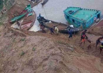 তাহিরপুর যাদুকাটা নদীর পাড় কেটে বালু উত্তোলন