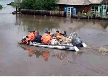 রাশিয়া পূর্বাঞ্চলের মানুষ বন্যাকবলিত সরিয়ে নেওয়া হচ্ছে