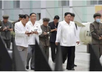 উত্তর কোরিয়ার নেতা কিম জং উন দুইটি বার্তা দিয়েছেন