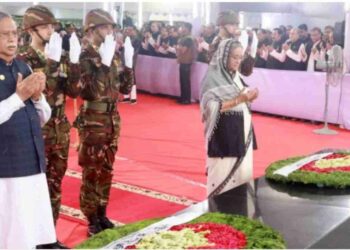 বঙ্গবন্ধু শেখ মুজিবুর রহমানের ৪৮তম শাহাদাতবার্ষিকীতে ফুল দিয়ে শ্রদ্ধা