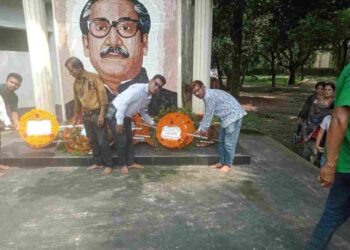 ১৫ই আগষ্ট উপলক্ষে শেখ মুজিবুর রহমানের প্রতিকৃতিতে পুষ্পস্তবক অর্পণ পীরগঞ্জ প্রেসক্লাব