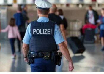 রাশিয়ায় অস্ত্র বিক্রির অভিযোগে এক জার্মান ব্যবসায়ীকে গ্রেপ্তার করছে পুলিশ