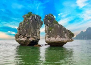 বিখ্যাত নিদর্শন ‘কিসিং রক’ ধসে পড়ার ঝুঁকিতে রয়েছে