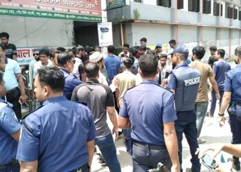 মৌলভীবাজারে সামাজিক সংগঠনের মানববন্ধন পুলিশের বাঁধা