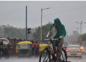 আকাশ থেকে বৃষ্টির ফোটা পড়লেই রাজধানীতে নেমে আসে যানজট