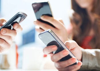 স্মার্টফোন ব্যবহারে এগিয়ে দেশের নারী সমাজ