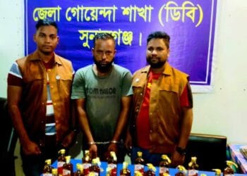 ভারতীয় মদ সহ দরবেশ কে আটক করেছে গোয়েন্দা পুলিশ ডিবি