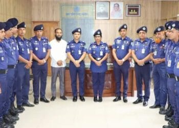 নড়াইলে পদোন্নতিপ্রাপ্ত ৯ জন পুলিশ সদস্যকে র‍্যাঙ্ক ব্যাজ পরিয়ে দিলেন পুলিশ সুপার