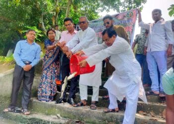 রাণীনগরে ৮টি জলাশয়ে পোনা মাছ অবমুক্তকরণ