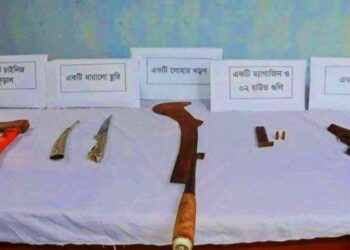 নড়াইলে বাসা থেকে অস্ত্র উদ্ধার, বারান্দা দিয়ে লাফিয়ে পালালেন কাউন্সিলর