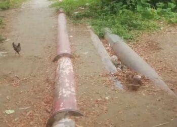 রূপগঞ্জে সংযোগ সড়কে বাঁধা বালুর পাইপ