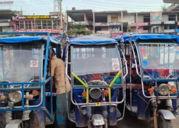 হাইওয়ে পুলিশের স্টিকার লাগিয়ে মান্তিতে চলে নিষিদ্ধ যানবাহন
