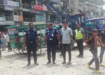 রূপগঞ্জে ঢাকা-সিলেট মহাসড়কের ফুটপাটসহ অবৈধ দোকানপাট উচ্ছেদ অভিযান