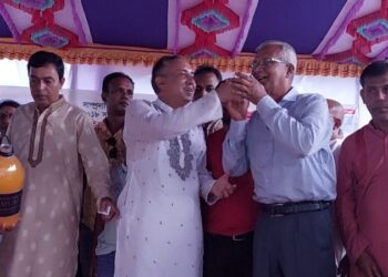 মৌলভীবাজারে হিন্দু বৌদ্ধ খ্রিস্টান ঐক্য পরিষদের নেতাকর্মীদের অনশন ভাঙালেন মেয়র