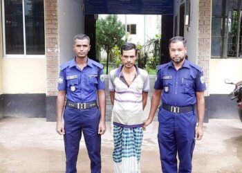 নওগাঁর রাণীনগরে চোলাই মদসহ গ্রেফতার-১