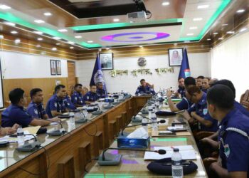 আইন-শৃঙ্খলা রক্ষায় বিশেষ ভূমিকা রাখায় ওসি রফিকুল ইসলামকে স্মারক প্রদান