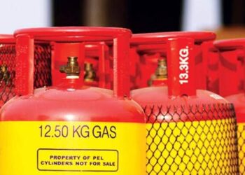 রংপুরে সরকারের বেধে দেয়া দামের চেয়ে ১২ কেজি এলপিজি গ‍্যাস নির্ধারিত দামের বেশিতে বিক্রি