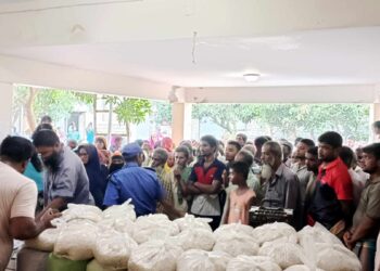 রাণীনগরে বন্যার্তদের মাঝে চাল ও শুকনা খাবার বিতরণ