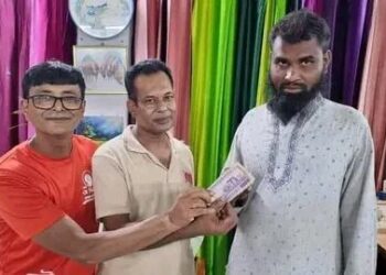 কুষ্টিয়ায় এক ইজিবাইক চালকের সততা ব্যবসায়ীর টাকার বান্ডিল পেয়েও ফিরিয়ে দিলেন সেই টাকা