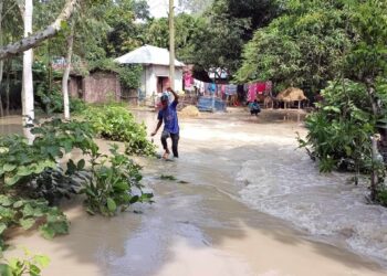 নওগাঁর রাণীনগরে বেড়িবাঁধ ভাঙ্গনে পানিবন্দি ৯শ’ পরিবার