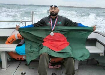 ৩৭ বছর পর ইংলিশ চ্যানেল পাড়ি দিলেন বাংলাদেশের দুই সাঁতারু