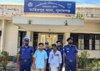 তাহিরপুরে ৪শত ফুট বালু বোঝাই ষ্টিলবডি নৌকাসহ দুজন আটক