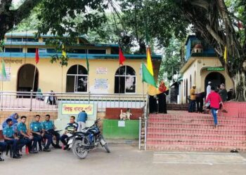 শাহপরান মাজারে হয় নি শিরনি বিতরণ ও গান বাজনা 