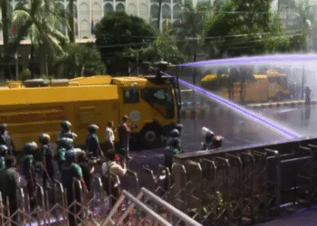 ইন্টারকন্টিনেন্টালের সামনে পুলিশের সাথে প্রকৌশল শিক্ষার্থীদের সংঘর্ষ