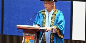 গণতন্ত্রকে শক্তিশালী করতে এবং জনগণের হাতে ক্ষমতা হস্তান্তরে আমরা প্রতিশ্রুতিবদ্ধ: প্রধান উপদেষ্টা