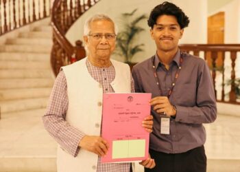 সাগর-রুনির সন্তান মেঘের হাতে পূর্বাচলের প্লটের দলিল হস্তান্তর