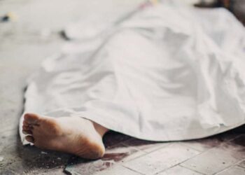 স্বামী কাজে, ফাঁকা বাড়িতে ঢুকে বধূ খুন