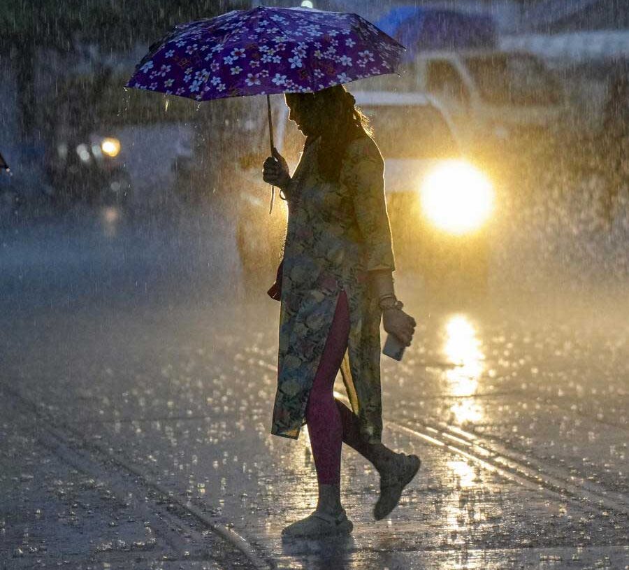 সপ্তমীর রাতে দক্ষিণবঙ্গের বেশ কয়েকটি জেলায় বিক্ষিপ্ত ভাবে ঝড়বৃষ্টির সম্ভাবনা রয়েছে বলে জানিয়েছে হাওয়া অফিস। সঙ্গে ঘণ্টায় ৩০ থেকে ৪০ কিলোমিটার বেগে ঝোড়ো হাওয়া বইতে পারে। বিক্ষিপ্ত ভাবে দু’এক পশলা বৃষ্টি হতে পারে হুগলি, পশ্চিম মেদিনীপুর, বাঁকুড়া, পুরুলিয়া, পূর্ব বর্ধমান এবং ঝাড়গ্রামে।