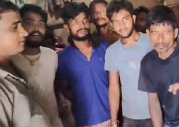 নেপালে আটকা পড়ল কোচবিহারের ২৫ শ্রমিক, ভিডিয়োবার্তায় ঘরে ফেরার আবেদন