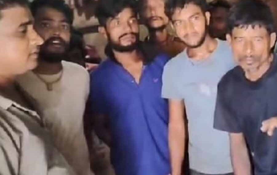 নেপালে আটকা পড়ল কোচবিহারের ২৫ শ্রমিক, ভিডিয়োবার্তায় ঘরে ফেরার আবেদন