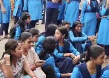 ছাত্রীদের সঙ্গে ‘অশালীন আচরণ’ অভিযোগে উত্তেজনা: সহকারী প্রধানশিক্ষকের মাথায় আঘাত