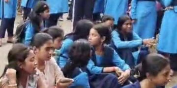 ছাত্রীদের সঙ্গে ‘অশালীন আচরণ’ অভিযোগে উত্তেজনা: সহকারী প্রধানশিক্ষকের মাথায় আঘাত