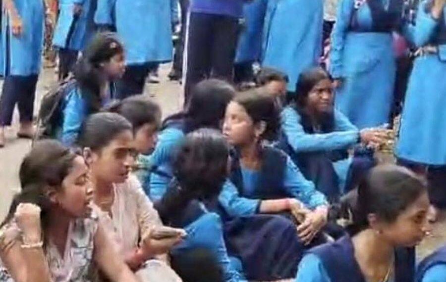 ছাত্রীদের সঙ্গে ‘অশালীন আচরণ’ অভিযোগে উত্তেজনা: সহকারী প্রধানশিক্ষকের মাথায় আঘাত