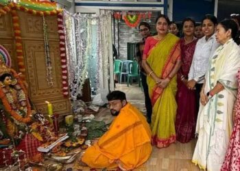 মুখ্যমন্ত্রীর বাড়ির সামনে পুলিশ কার্যালয়ে বিশ্বকর্মা পুজো, স্বয়ং যোগ দিলেন মমতা