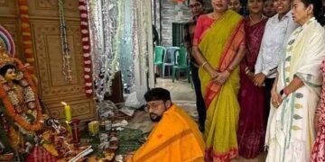 মুখ্যমন্ত্রীর বাড়ির সামনে পুলিশ কার্যালয়ে বিশ্বকর্মা পুজো, স্বয়ং যোগ দিলেন মমতা