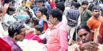 পুজোর আগে শেষ রবিবারে ভিড় জমল বাজারে