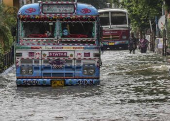 রাতভর বৃষ্টিতে জলমগ্ন কলকাতা
