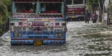 রাতভর বৃষ্টিতে জলমগ্ন কলকাতা