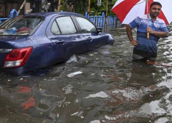 রাস্তায় জলে ডুবে অগণিত গাড়ি, উদ্ধারে ব্যস্ত টোয়িং সার্ভিস
