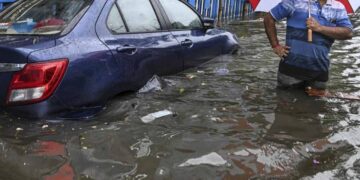 রাস্তায় জলে ডুবে অগণিত গাড়ি, উদ্ধারে ব্যস্ত টোয়িং সার্ভিস