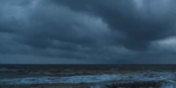 নিম্নচাপ ঘনাচ্ছে, সপ্তমী পর্যন্ত ঝড়-বৃষ্টির সতর্কতা