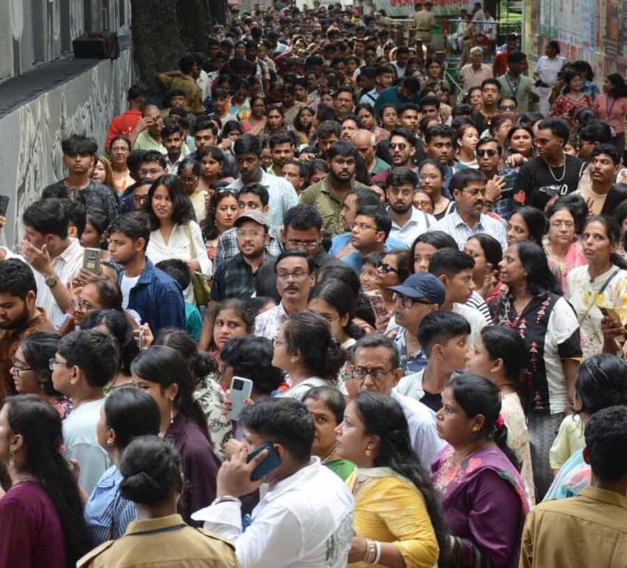 কলকাতার একটি পুজোমণ্ডপে দর্শনার্থীদের ঢল। ছবি: সংগৃহীত।