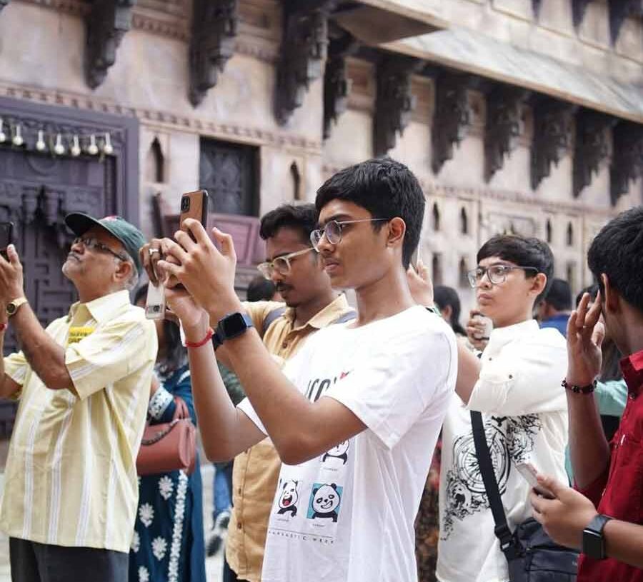 ঝলমলে আবহাওয়ায় প্রতিমা দর্শনের জন্য ভিড় কলকাতার একটি পুজোমণ্ডপের সামনে। ছবি: সংগৃহীত।